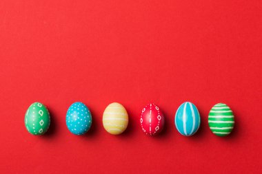 Bayram hazırlığı. Renkli arka planda Paskalya yumurtaları. Pastel renginde Paskalya yumurtası. Kopyalama alanı olan tatil kavramı.