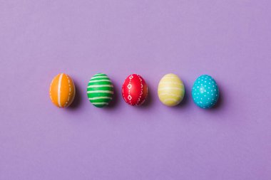 Bayram hazırlığı. Renkli arka planda Paskalya yumurtaları. Pastel renginde Paskalya yumurtası. Kopyalama alanı olan tatil kavramı.