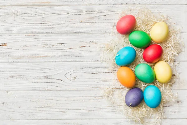 Bayram hazırlığı. Renkli arka planda Paskalya yumurtaları. Pastel renginde Paskalya yumurtası. Kopyalama alanı olan tatil kavramı.