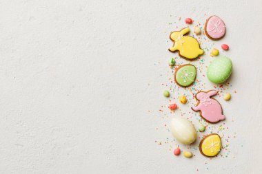 bayram hazırlığı renkli arka planda kurabiyeli çok renkli Paskalya yumurtaları. Pastel renginde Paskalya yumurtası. Kopyalama alanı olan tatil kavramı.