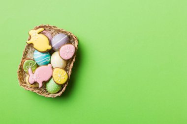 Renkli arka planda dokuma sepetinde çok renkli Paskalya yumurtaları. Pastel renginde Paskalya yumurtası. Kopyalama alanı olan tatil kavramı.