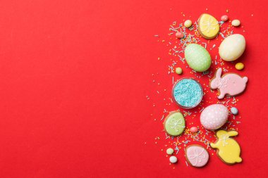 bayram hazırlığı renkli arka planda kurabiyeli çok renkli Paskalya yumurtaları. Pastel renginde Paskalya yumurtası. Kopyalama alanı olan tatil kavramı.