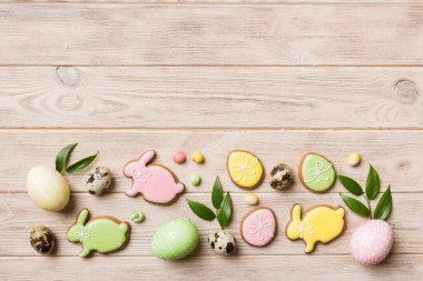 bayram hazırlığı renkli arka planda kurabiyeli çok renkli Paskalya yumurtaları. Pastel renginde Paskalya yumurtası. Kopyalama alanı olan tatil kavramı.