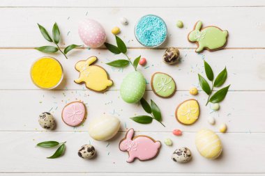 bayram hazırlığı renkli arka planda kurabiyeli çok renkli Paskalya yumurtaları. Pastel renginde Paskalya yumurtası. Kopyalama alanı olan tatil kavramı.