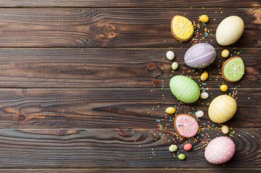 bayram hazırlığı renkli arka planda kurabiyeli çok renkli Paskalya yumurtaları. Pastel renginde Paskalya yumurtası. Kopyalama alanı olan tatil kavramı.