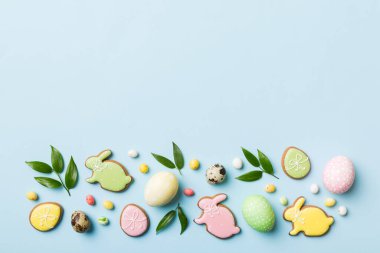 bayram hazırlığı renkli arka planda kurabiyeli çok renkli Paskalya yumurtaları. Pastel renginde Paskalya yumurtası. Kopyalama alanı olan tatil kavramı.