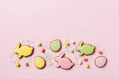 bayram hazırlığı renkli arka planda kurabiyeli çok renkli Paskalya yumurtaları. Pastel renginde Paskalya yumurtası. Kopyalama alanı olan tatil kavramı.