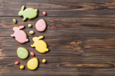 bayram hazırlığı renkli arka planda kurabiyeli çok renkli Paskalya yumurtaları. Pastel renginde Paskalya yumurtası. Kopyalama alanı olan tatil kavramı.