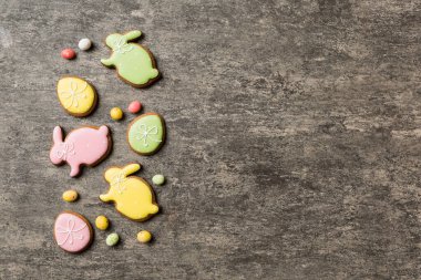 bayram hazırlığı renkli arka planda kurabiyeli çok renkli Paskalya yumurtaları. Pastel renginde Paskalya yumurtası. Kopyalama alanı olan tatil kavramı.