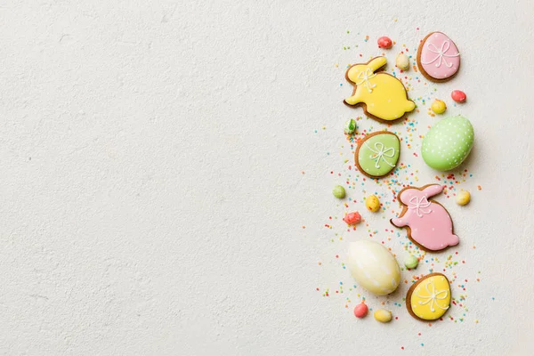 bayram hazırlığı renkli arka planda kurabiyeli çok renkli Paskalya yumurtaları. Pastel renginde Paskalya yumurtası. Kopyalama alanı olan tatil kavramı.