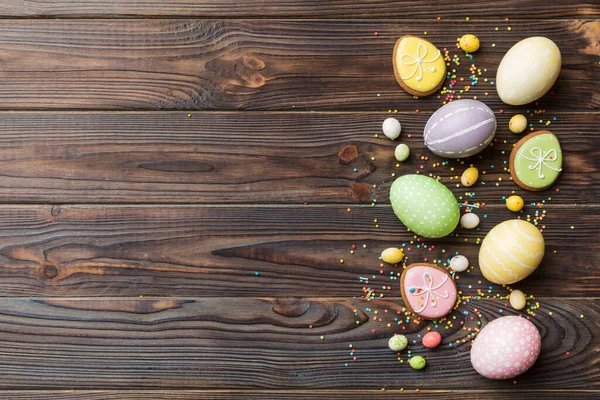 bayram hazırlığı renkli arka planda kurabiyeli çok renkli Paskalya yumurtaları. Pastel renginde Paskalya yumurtası. Kopyalama alanı olan tatil kavramı.