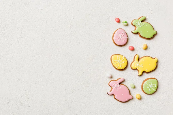 Preparación Vacaciones Multi Colores Huevos Pascua Con Galletas Sobre Fondo — Foto de Stock