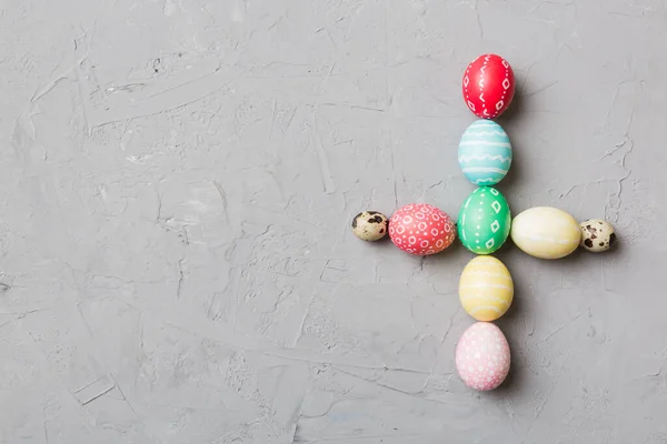 Προετοιμασία Διακοπών Πολύχρωμα Πασχαλινά Αυγά Χρωματιστό Φόντο Σταυρός Δείχνουν Θρησκευτική — Φωτογραφία Αρχείου