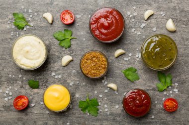 Masada bir sürü farklı sos ve bitki vardı, düz bir manzarası vardı. Baharatlı soslar sağlıklı konsept..