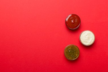 Renkli bir tahtanın içinde farklı soslar var. Üst Manzara. Çeşitli soslar boşluk kopyala.