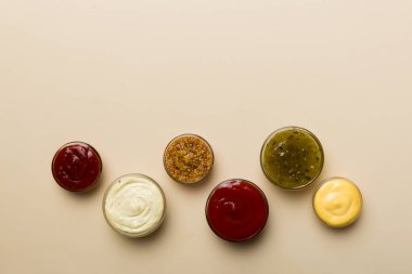 Renkli bir tahtanın içinde farklı soslar var. Üst Manzara. Çeşitli soslar boşluk kopyala.