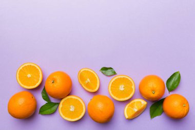 Renkli arka planda taze meyve portakalı dilimleri. Üst Manzara. Uzayı kopyala yaratıcı yaz konsepti. Minimum düzlükte turunçgillerin yarısı kopyalama alanı ile yatar.