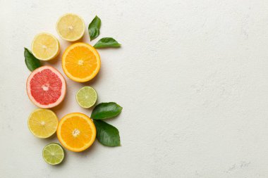 Meyve arkaplanı. Renkli masada renkli taze meyveler. Portakal, limon, greyfurt. Sağlıklı yazı kavramı için. Düz konum, üst görünüm, kopyalama alanı.