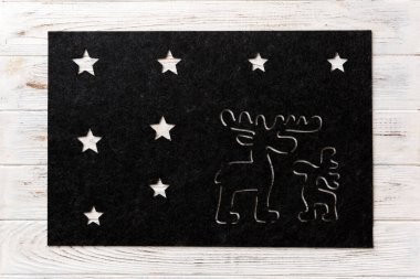 Ahşap arka planda yemek için gri masa örtüsünün üst görüntüsü. Tasarımın için boş boşluk.