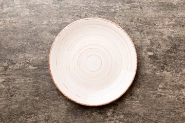 Beton zemin üzerinde boş ışık plakası üst görünümü. Tasarımın için boş boşluk.