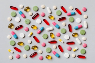 Renkli arka plan ve üst görünüm üzerine yazılmış metinler için birçok farklı hap ve alan. Renkli arka planda farklı haplar, düz yatış.