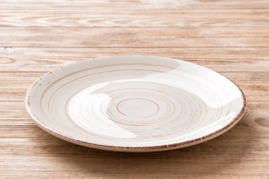 Çimento arka planındaki boş renkli plakanın perspektif görüntüsü. Tasarımın için boş boşluk.