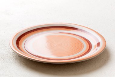 Çimento arka planındaki boş turuncu plakanın perspektif görüntüsü. Tasarımın için boş boşluk.