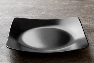 Beton zemin üzerinde boş kare plakanın perspektif görünümü. Tasarımın için boş boşluk.