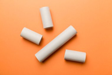 Renkli arka planda boş tuvalet kağıdı rulosu. Kraft kağıdı veya kartondan yapılmış metal kapaklı geri dönüşümlü kağıt tüp.