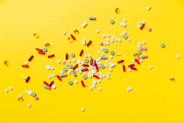 Rozmanité Pilulky Tablety Horní Okraj Přes Barevné Pozadí Mnoho Různých — Stock fotografie
