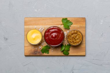 Masada bir sürü farklı sos ve bitki vardı, düz bir manzarası vardı. Tabakta soslar, sağlıklı konsept..