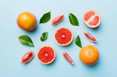 Renkli arka planda sulu greyfurt dilimli taze meyve greyfurdu. Üst Manzara. Uzayı kopyala yaratıcı yaz konsepti. Minimum düzlükte turunçgillerin yarısı kopyalama alanı ile yatar.