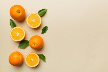 Renkli arka planda taze meyve portakalı dilimleri. Üst Manzara. Uzayı kopyala yaratıcı yaz konsepti. Minimum düzlükte turunçgillerin yarısı kopyalama alanı ile yatar.