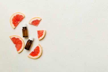 Ağaç zemin üzerinde greyfurt yağı bulunan şişeler. Kopyalama alanı olan alternatif tıp üst görünümü.