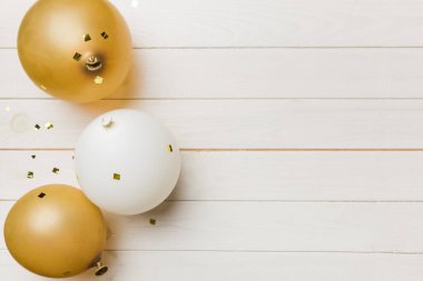 Arka planda yuvarlak balonlar ve konfetilerden oluşan çok renkli balonlar var. Doğum günü partisi geçmişi.