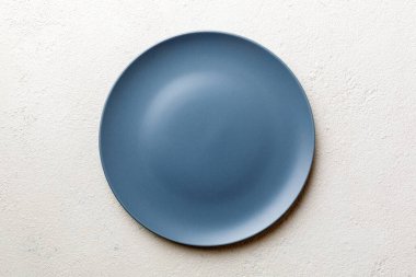 Ahşap zemin üzerinde boş ışık plakası üst görünümü. Tasarımın için boş boşluk.