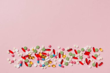 Masa arkasında koruyucu yüz maskeleri, cerrahi maskeler, ilaç hapları ve termometre. Coronavirus hastalığı. Corona virüsü konsepti. Metin için boşluk.