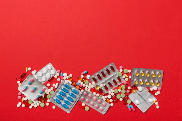 Masa arkasında koruyucu yüz maskeleri, cerrahi maskeler, ilaç hapları ve termometre. Coronavirus hastalığı. Corona virüsü konsepti. Metin için boşluk.