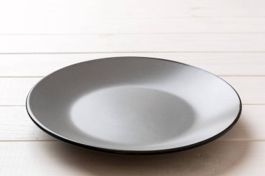 Çimento arka planındaki boş gri plakanın perspektif görüntüsü. Tasarımın için boş boşluk.