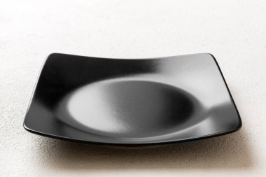 Beton zemin üzerinde boş kare plakanın perspektif görünümü. Tasarımın için boş boşluk.