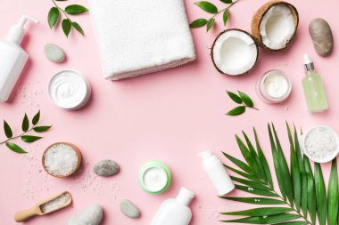 Hindistan cevizi yağı dolu kavanozlar ve renkli arka planda kozmetik kremi. Üst Manzara. Metnin için boş yer. Doğal spa Hindistan cevizi kozmetik ve organik tedavi konsepti Hindistan cevizi spa bileşimi.