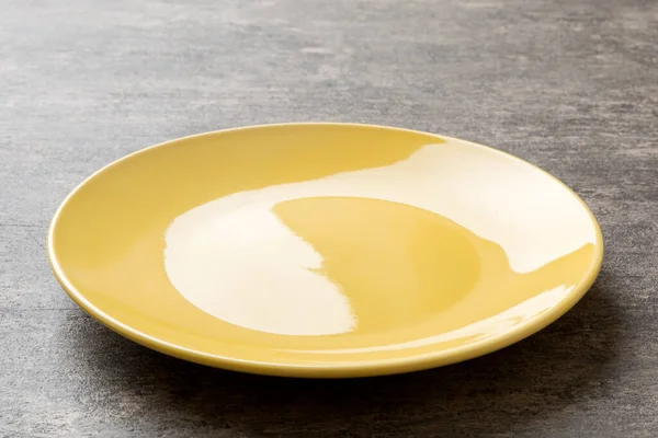 Beton zemin üzerinde boş mavi plakanın perspektif görünümü. Tasarımın için boş boşluk.