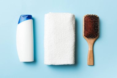 Saç bakımı, krem ve havlu için renkli bir arka plan görüntüsü. düz yat.