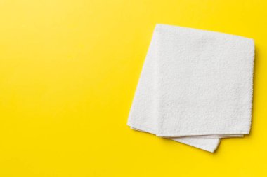 Renkli arkaplanda kopyalama alanı olan beyaz havluların üst görünümü.