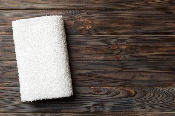 Renkli arkaplanda kopyalama alanı olan beyaz havluların üst görünümü.