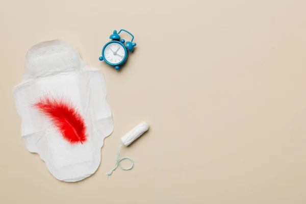 Ringing Wekker Met Sanitaire Vrouwelijke Tampons Menstruele Maandverband Medisch Concept — Stockfoto