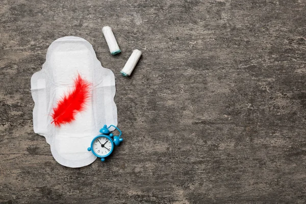 Reloj Despertador Con Tampones Femeninos Sanitarios Toallas Sanitarias Menstruales Concepto —  Fotos de Stock