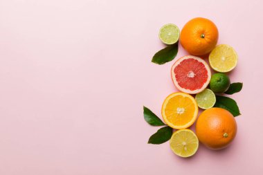Meyve arkaplanı. Renkli masada renkli taze meyveler. Portakal, limon, greyfurt. Sağlıklı yazı kavramı için. Düz konum, üst görünüm, kopyalama alanı.