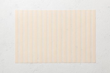 Çimento arka planında yemek için açık masa örtüsünün üst görüntüsü. Tasarımın için boş boşluk.