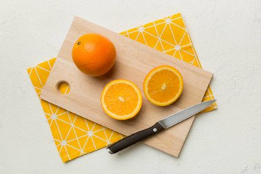 Masada taze olgun portakallar var. Üst Görünüm Düz.